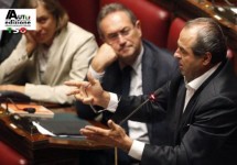 Antonio di Pietro vraagt ontslag Berlusconi aan door Marchionne te citeren