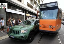 Lapo Elkann blokkeert Milanese tram en krijgt er flink van langs