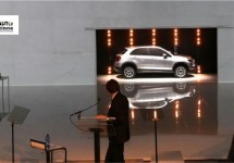 Fiat CEO François spreekt tot Mirafiori en toont SUV
