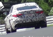 Alfa Romeo Giulia brult over de Nürburgring