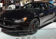 Gitzwarte Maserati Ghibli Nerissimo in New York