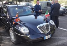 Vorstelijke Lancia Thesis rijdt koninklijk paar