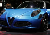 Alfa Romeo 4C duikt in Dubai op in oogverblindend Misano blauw
