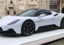 Schoonheid Maserati MC20 volop zichtbaar onder Modenese zon