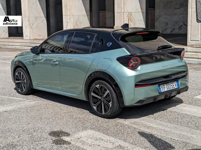 Nieuwe Lancia Ypsilon te Rome gespot in prachtige turquoise kleur