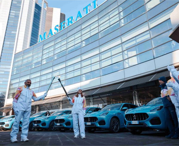 Olympische vlam komt aan bij Maserati in Modena