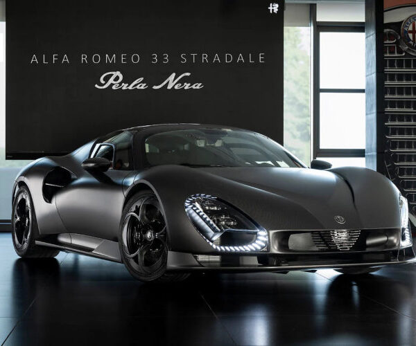 Matzwarte Alfa Romeo 33 Stradale krijgt Perla Nera® als naam